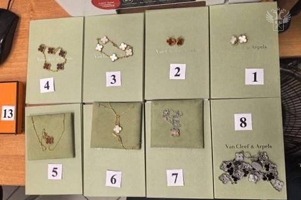 Контрабанду драгоценностей на 32 млн рублей из Дубая пресекли сочинские таможенники Контрабанду драгоценностей на 32 млн рублей из Дубая пресекли сочинские таможенники. Украшения нашли у 34-летней россиянки в ходе таможенного контроля. Женщина следовала через «зеленый» коридор и отрицала наличие при себе подлежащих декларированию товаров. Однако в ее ручной клади находилось множество пустых коробок от ювелирных изделий иностранных брендов. Об этом сообщает AVIA.RU со ссылкой на данные ФТС России. Как отмечается в сообщении в телеграм-канале ФТС, в куртке, оставленной в тележке для перемещения багажа, оказался пакет с серьгами, цепочками, браслетами и колье из металлов желтого и белого цветов со вставками и без них с гравировками Cartier, BVLGARI, HERMES и др. А в ходе личного досмотра таможенники обнаружили ограненный камень, который гражданка прятала в надетом носке. aviaru.net/n284924