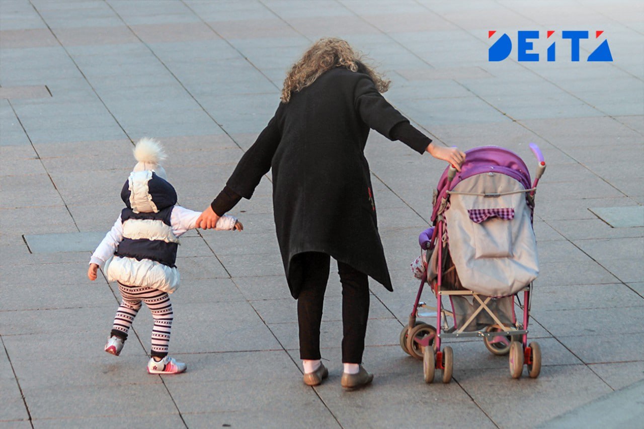 Новая мера поддержки поможет 400 приморским семьям выкупить арендное жилье Депутаты Законодательного Собрания Приморья 25 февраля приняли изменения в краевое законодательство вводящие выплату на погашение долга за арендное жилье Мера поддержки рассчитана на семьи участвующие в программе Арендное жилье с последующим выкупом договор купли продажи с рассрочкой платежа Размеры выплат при рождении детей Второй ребенок 1 миллион рублей Третий ребенок 1 5 миллиона рублей Четвертый и последующие 75 от остатка задолженности но не более 2 миллионов рублей Выплата предоставляется на детей родившихся в период с 1 июля 2025 года по 31 декабря 2030 года Средства выделяются с учетом регионального материнского капитала который также должен быть направлен на приобретение данной квартиры По данным регионального Минтруда сейчас в программе рассрочки участвуют около 400 семей Депутаты упростили порядок получения выплаты по сертификату Подарок новорожденному Для тех кто получил сертификат но не успел им воспользоваться до 1 января 2026 года вводится беззаявительный порядок назначения выплаты Также продлены сроки обращения за поддержкой для отдельных категорий семей   t me zsprimorye   vk com zsprimorye   ok ru group 53500403712140 Deitaru