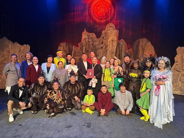 Спектакль из Якутии Багровое солнце номинирован на Золотую маску Постановка государственного театра эстрады Якутии Багровое солнце стала номинантом престижной национальной театральной премии Золотая маска Подробнее читайте по ссылке Фото из телеграм канала Афанасия Ноева yk24 ru в MAX Telegram ВК VK Видео