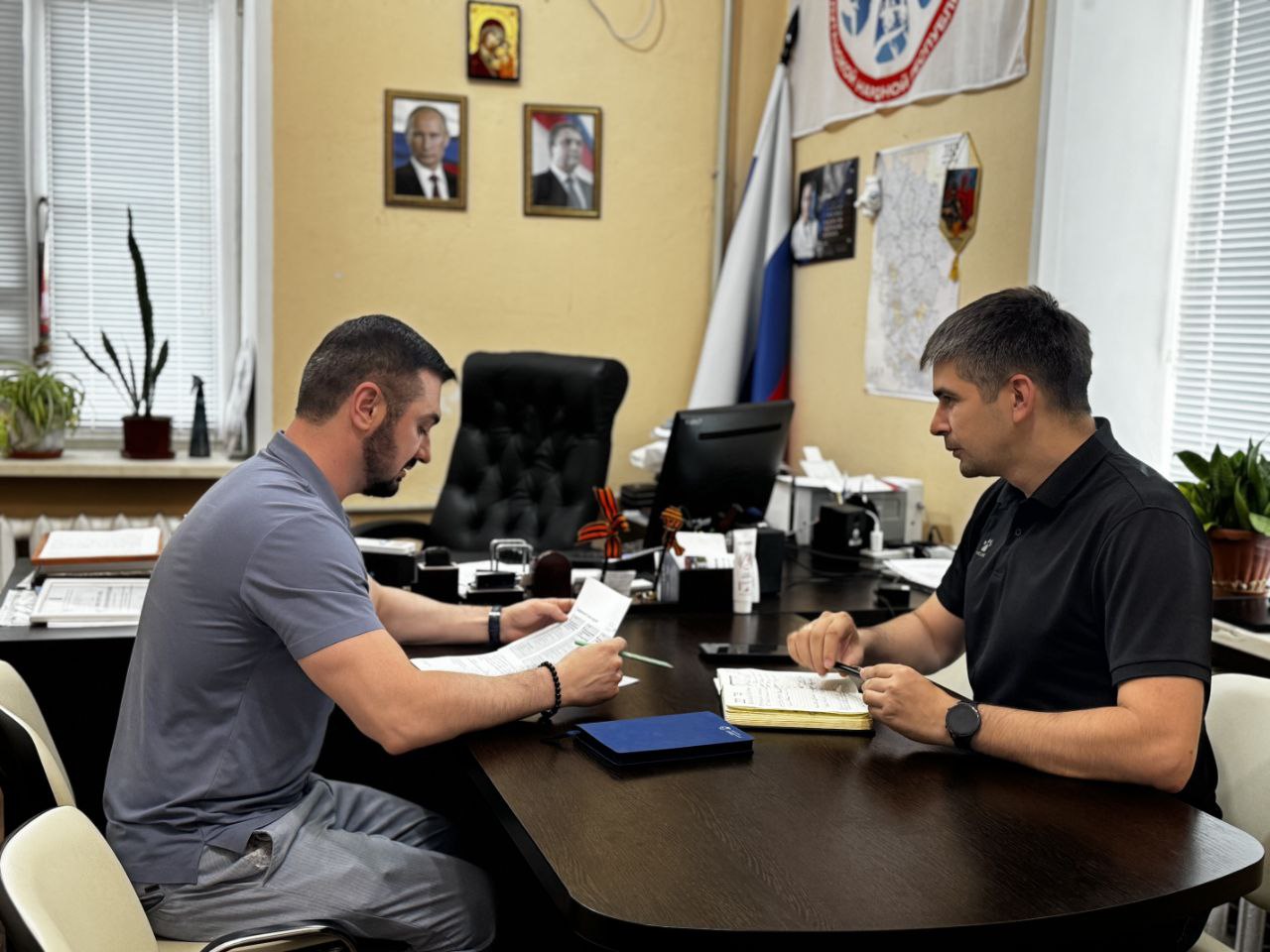 Министр спорта Луганской Народной Республики провел рабочую встречу с заместителем Председателя Народного Совета ЛНР и координатором Луганского регионального отделения ЛДПР Максимом Уваровым по вопросам перспектив расширения спортивной инфраструктуры, оснащения объектов спорта современным оборудованием и инвентарем, а также укрепления взаимодействия. В том числе обсудили итоги встречи Максима Уварова и заместителя министра спорта Российской Федерации Мгера Гандиляна, на которой рассматривался важный для региона вопрос о продлении федеральной субсидии на материально-техническое обеспечение спортивных и образовательных организаций новым спортивным оборудованием и инвентарем на 2026–2027 годы в рамках государственной программы Российской Федерации «Развитие физической культуры и спорта». Важным результатом данных встреч является предварительное согласование субсидирования региона по данному вопросу.