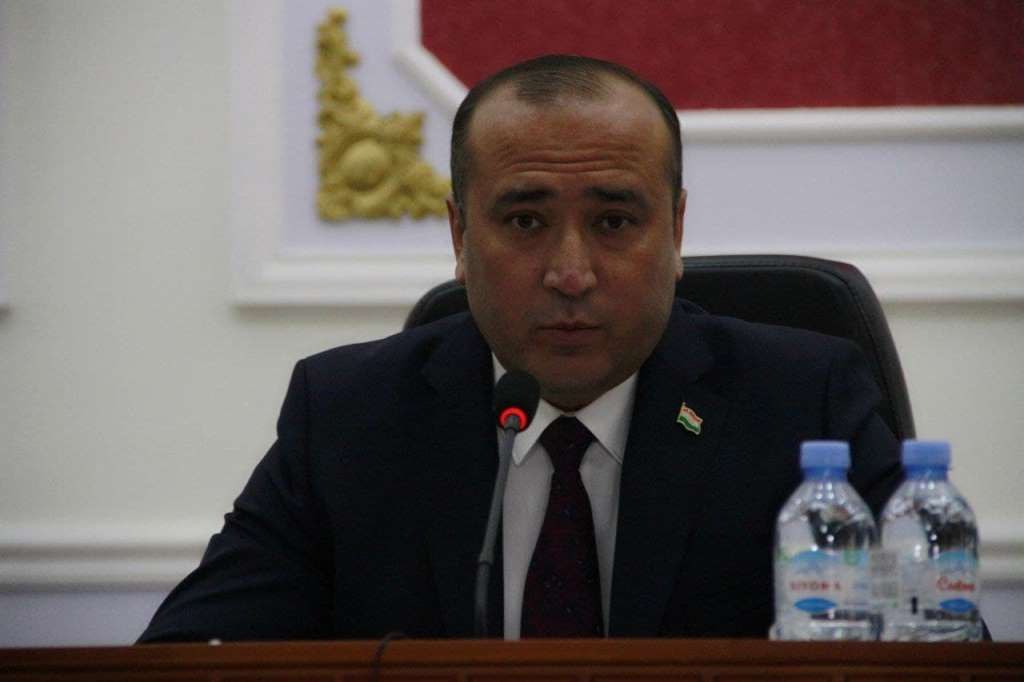 Власти Таджикистана назвали самые коррумпированные структуры. В Таджикистане за первое полугодие 2025 года Агентством по госфинконтролю и борьбе с коррупцией выявлено 1245 коррупционных и экономических преступлений коррупционного характера, совершённых 710 лицами. Об этом сообщил журналистам глава ведомства Сулаймон Султонзода. По его словам, чаще всего коррупционные преступления выявлялись в органах местного самоуправления городов и районов. За первое полугодие в этих учреждениях выявлено 183 преступления, что на 32 случая больше, чем за аналогичный период 2024 года 151 факт . На втором месте находится сфера здравоохранения, где также наблюдается рост числа преступлений по сравнению с аналогичным периодом прошлого года. За последние полгода в этой сфере выявлено 103 преступления, что на 29 больше, чем в прошлом году 74 факта . Также Госфинконтроль фиксирует рост числа преступлений в органах внутренних дел: 48 случаев выявлено за первые шесть месяцев 2025 года, для сравнения — в первом полугодии 2024 года их было 39. По словам Султонзода, из общего числа выявленных преступлений 442 — это коррупционные преступления, 603 — экономические преступления коррупционного характера и 200 — преступления, предусмотренные другими статьями Уголовного кодекса. В связи с этим 571 уголовное дело в отношении 528 лиц после завершения предварительного расследования направлено в суд. Глава Антикоррупционного агентства также сообщил, что за 6 месяцев в результате 246 проверок, проведённых ведомством, выявлены финансовые потери на сумму 624,1 млн сомони, что на 373 млн сомони больше, чем за аналогичный период 2024 года. Помимо взыскания налоговой задолженности и средств, выявленных в предыдущие годы, в доход государства взыскано 637 млн сомони — это на 380,8 млн сомони больше чем за первое полугодие прошлого года. Источник: ЧЕРНЫЙ ВОРОН