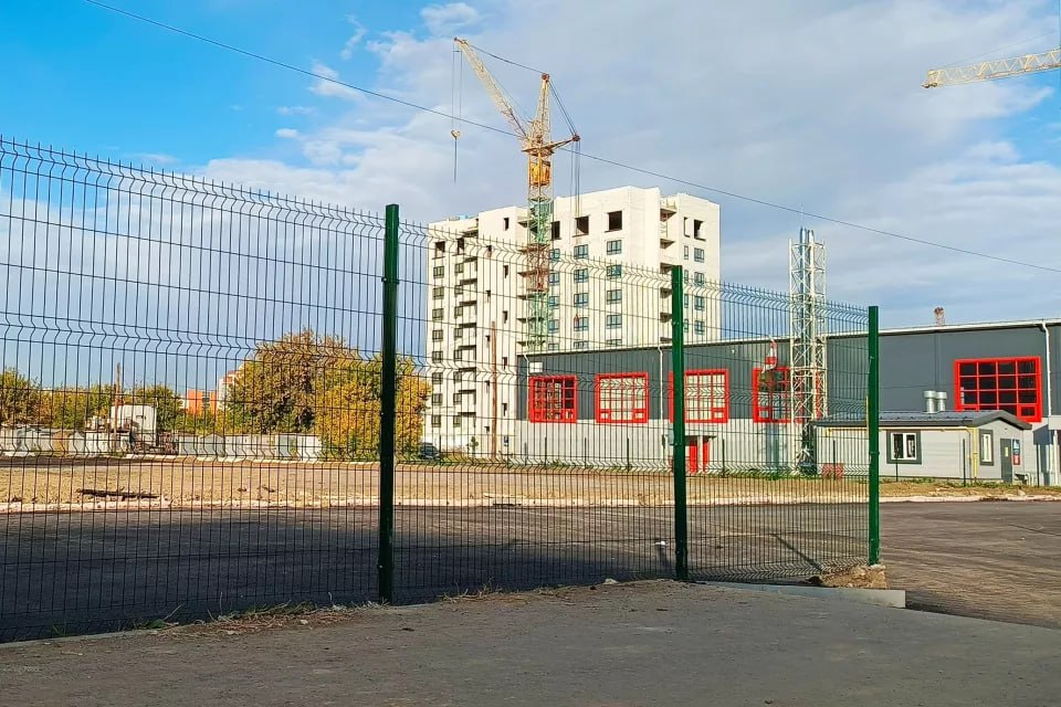 В спальном районе Барнаула появится большой спортивный манеж  Участок для него выделили на месте платной стоянки для автомобилей "Елена", которая не одно десятилетие работала на улице Взлетной, 2б. Парковку демонтировали еще летом. Сейчас на ее месте готова основа для футбольного комплекса. Планируется, что объект будет работать круглый год.  Для этого спортивный комплекс оборудуют системой отопления. Заниматься смогут спортсмены всех возрастов.   Строительством займется молодая компания "Про Футбол". По словам гендиректора Дмитрия Черкашина, под надувным манежем развернется стандартное футбольное поле 60 на 40 метров с искусственным покрытием. Открытие нового спорткомплекса предварительно запланировано на конец октября этого года. Объект должен частично снять нагрузку с действующих площадок для тренировок. Для того чтобы полностью решить проблему, сегодня нужны минимум пять-шесть таких объектов, отметил Черкашин.    Подписывайтесь на "Толк"