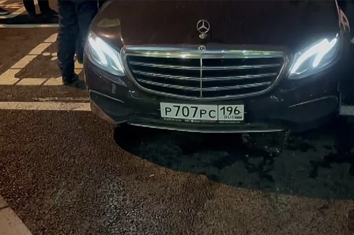 Сотрудники ГИБДД взломали дверь автомобиля чтобы достать пьяного водителя Как сообщают очевидцы только что около развлекательного центра Антей при силовой поддержке из автомобиля Мерседес извлекли пьяного водителя Так как выходить он не хотел пришлось взломать дверь Из машины изъяли неизвестный порошок и пневматический пистолет vkvideo id 1167987 456240491 uralweb ru