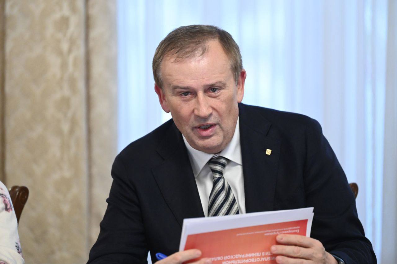 Губернатор Ленобласти Александр Дрозденко поручил комитетам администрации разработать механизм налоговых льгот для бизнеса который ведет благотворительную деятельность В то же время губернатор подчеркнул что компании лидеры социальной активности должны получать не только экономические преференции но и общественное признание в том числе на уровне правительства региона Если мы говорим об ответственности бизнеса благотворительная сумма всё равно должна быть больше налоговых льгот Если предприятие системно оказывает помощь то они как минимум получают серьезную общественную признательность в том числе в правительстве Сегодня в Ленинградской области есть компании лидеры социальной активности их нужно поощрять поддерживать и тиражировать отметил глава региона По результатам исследования представленного Комитетом общественных коммуникаций 68 опрошенных представителей регионального бизнеса заявили об участии в благотворительной деятельности