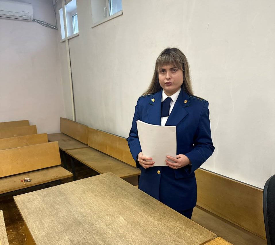 Прокуратура города Энгельса поддержала государственное обвинение по уголовному делу в отношении ранее судимого 23 летнего местного жителя        Он признан виновным по ч 3 ст 30 ч 1 ст 158 УК РФ покушение на кражу Установлено что ночью 07 02 2025 мужчина находясь в магазине Магнит по ул Ф Энгельса попытался похитить продукты питания на общую сумму более 4 5 тыс рублей однако скрыться с имуществом не удалось поскольку он был задержан сотрудниками магазина  Суд с учетом позиции государственного обвинителя назначил виновному наказание по совокупности приговоров в виде 2 лет 7 месяцев лишения свободы в исправительной колонии строгого режима