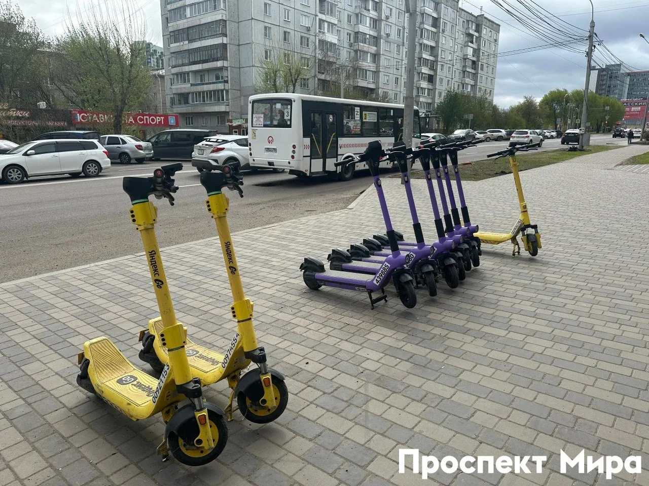 Чат бот для жалоб на самокатчиков запустили в Красноярске Писать о нарушениях водителей электросамокатов можно через чат бот в Max сообщил мэр Сергей Верещагин Для жалоб нужно будет отправить сообщение о нарушении приложить адрес и фото Тут можно посмотреть карту использования СИМ в Красноярске Проспект Мира в Telegram и Максе