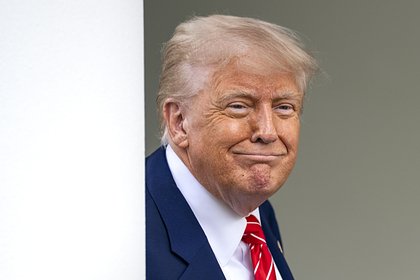 Трамп захотел повысить налоги для богатых Президент США Дональд Трамп захотел повысить налоги для богатых американцев до 39,6 процента. Об этом со ссылкой на источники сообщает агентство Bloomberg. «Предложение президента предусматривает введение новой налоговой ставки в размере 39,6 процента для физических лиц, зарабатывающих не менее 2,5 миллиона долларов, или семейных пар, зарабатывающих 5 миллионов долларов», — указано в сообщении. Отмечается, что повышение налогов позволит привлечь дополнительные 67,3 миллиарда долларов в бюджет в течение десяти лет. До этого Трамп заявлял, что введение пошлин на импортируемые товары может позволить США полностью отказаться от подоходного налога. «Возможно, нам вообще не потребуется система подоходного налогообложения, когда все это сработает», — говорил он.