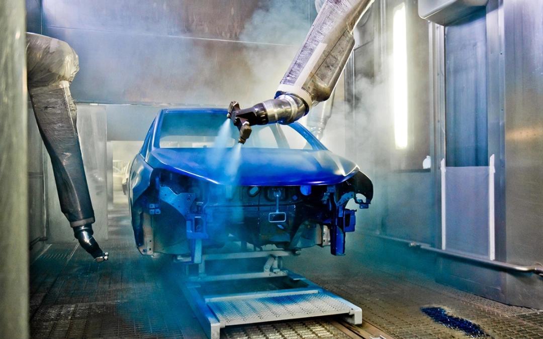 Автопром стал худшей отраслью промышленности в России В чем причины Автопром оказался худшей промышленной отраслью России по итогам января октября 2025 года говорится в аналитическом обзоре Центра стратегических разработок Эксперты заявили что отрасль переживает не циклическую коррекцию а структурный кризис который может стать опережающим индикатором общеэкономических проблем ЦСР со ссылкой на данные Росстата отмечает что производство автомобилей сократилось на 22 2 в годовом выражении при этом в октябре спад достиг 38 4 что является наихудшим результатом среди всех промышленных отраслей Аналитики отметили что сегмент легковых автомобилей находится под давлением высоких ставок ограничивающих автокредитование и отличается слабой конкурентоспособностью с импортными автомобилями Производство легковых автомобилей снизилось на 9 6 за десять месяцев 2025 года а продажи упали на 17 8 за 11 месяцев Продажи Lada занимающей 25 рынка сократились на четверть Объем выдачи автокредитов упал на 28 5 в годовом выражении из за продолжительного нахождения ключевой ставки на уровне 21 говорится в сообщении ЦСР Аналитики также отметили что падение отражается на грузовом сегменте а также отрасли спецтехники На первом сказываются очевидные признаки переохлаждения деловой активности добавили эксперты ЦСР также подчеркивает что в данный момент протекционистские меры не решают проблему Речь идет в частности о новых требованиях к локализации такси Новые требования к локализации автомобилей такси вступающие в большинстве регионов в силу с 1 марта 2026 года могут привести к массовому сокращению игроков в отрасли такси удорожанию себестоимости перевозок и тарифов для пассажиров При этом спрос вероятно будет направлен на китайские авто которые при сопоставимой цене предлагают более высокий уровень оснащения пояснили аналитики