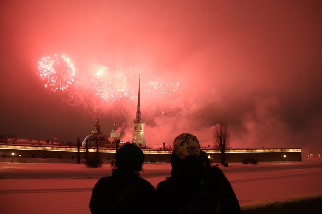 27 января жители и гости Петербурга увидят праздничный салют  В День полного освобождения города от фашистской блокады в годы Великой Отечественной войны у стен Петропавловской крепости будет дан артиллерийский салют.