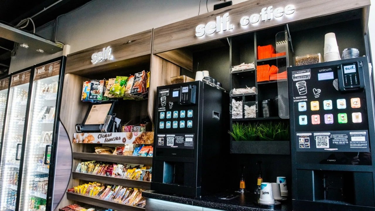 Оператор вендинговых автоматов Uvenco запустит франшизу компания ожидает высокий спрос на фоне роста НДС пишет Коммерсант В 2026 году Uvenco запустит франшизу кофе корнеров самообслуживания Self Coffee минимаркетов Self и торговых автоматов Uvenco в течение года компания рассчитывает открыть по франшизе 10 новых точек а суммарно речь пойдет примерно об 1000 локаций Франчайзинг компания рассматривает как способ развития в регионах Франшиза Uvenco предполагает покупку оборудования стоимостью от 50 000 руб Средний срок возврата инвестиций 3 12 месяцев В компании уверены что рынок вендинга в России еще не насыщен на один торговый автомат в стране приходится 500 потребителей тогда как в США и Европе 50 100 а в Японии 20 На фоне роста ставки НДС Uvenco ожидает увеличения спроса на микробизнес в том числе вендинг