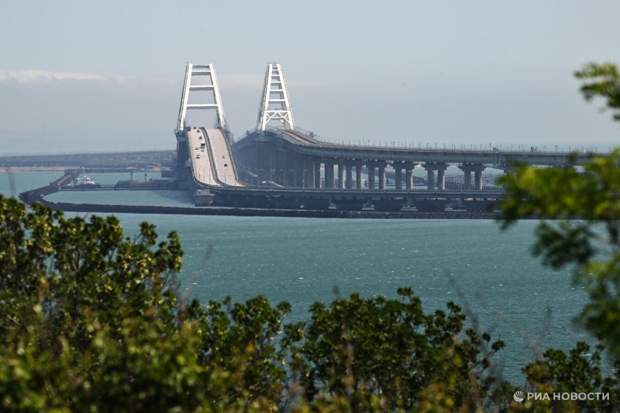 В преддверии новогодних праздников на Крымском мосту усилят меры охраны Будут работать 212 дополнительных контрольных постов которые обеспечат безопасное и бесперебойное движение Об этом сообщили в правительстве России по итогам рабочей поездки главы Минтранса Андрея Никитина в Крым Это позволит проводить контроль до 17 520 машин в сутки говорится в сообщении 0 Подписаться на РИА Новости Крым в Telegram MAX VK