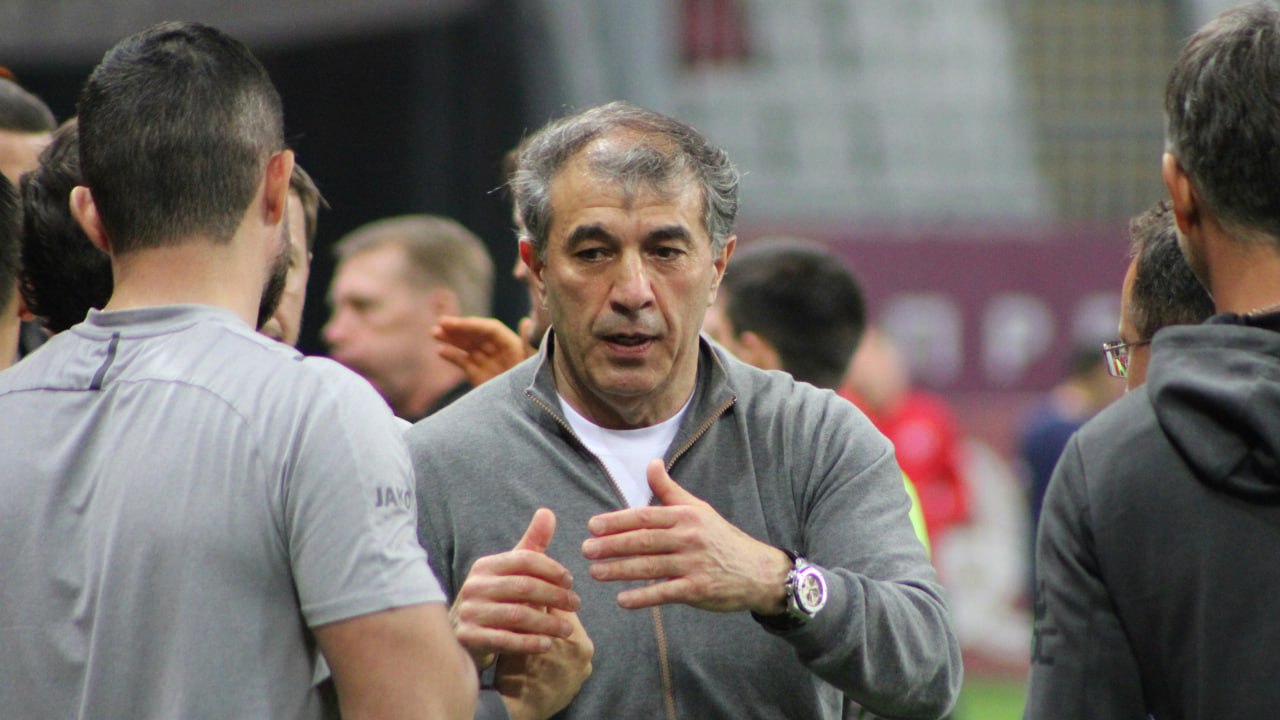 Рубин решил уволить главного тренера клуба Рашида Рахимова Решение приняло правление клуба а глава Татарстана Рустам Минниханов одобрил отставку пишет журналист Иван Карпов В руководстве оказались недовольны результатами Рубина и игрой команды Кандидаты на смену Рахимову бывший главный тренер сборной Сербии Драган Стойкович и главный тренер ангольского клуба Петру Атлетику Франк Артига inkazanischa теперь и в МАХ