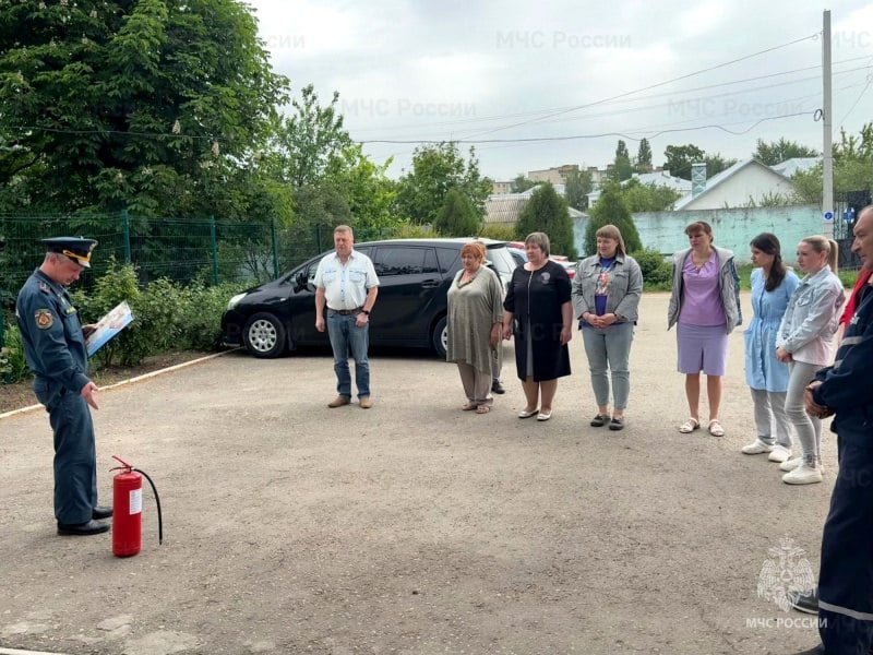 Сотрудников «Тульского объединения ветеринарии» эвакуировали с места работы из-за условного пожара Инспекторы государственного пожарного надзора по Ефремовскому, Каменскому и Воловскому районам провели практическую тренировку по эвакуации из здания людей по сигналу тревоги. Такие учения состоялись в «Тульском объединении ветеринарии» Ефремовского филиала. Сотрудники МЧС России отработали с персоналом планы эвакуации на случай возникновения пожара, а также рассказали о пожарах, случившихся в районах, и об их основных причинах. Работники учреждения узнали об административной ответственности за нарушение правил пожарной безопасности и правилах пользования первичными средствами пожаротушения. Вместе с этим спасатели напомнили сотрудникам «Тульского объединения ветеринарии» об установке автономных дымовых пожарных извещателей в жилье. Такой прибор обнаружит дым и подаст громкий звуковой сигнал, что поможет сохранить жизнь, здоровье и имущество. МЧС Тульской области подписаться