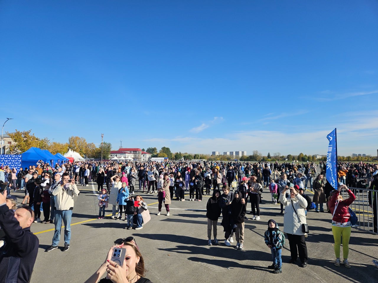 У тюменского аэропорта Плеханово толпа. Они стоят в очереди.   Перед открытием «Плехановских миль» собралась очередь. Время — 11 часов утра.  Сегодня здесь проходит авиашоу. В Плеханово состоятся демонстрационные полеты одних из самых крупнейших вертолетов в мире — французского AS 355 и российского Ми-8АМТ.  Желающих попасть в Плеханово предупредили, что на территории аэропорта действует пропускной режим. Нельзя не приносить с собой жидкости больше 100 миллилитров, алкоголь, газ и другие взрывчатые вещества, а также колющие и режущие предметы.  Посмотрите, какие фото прислали наши читатели с авиашоу