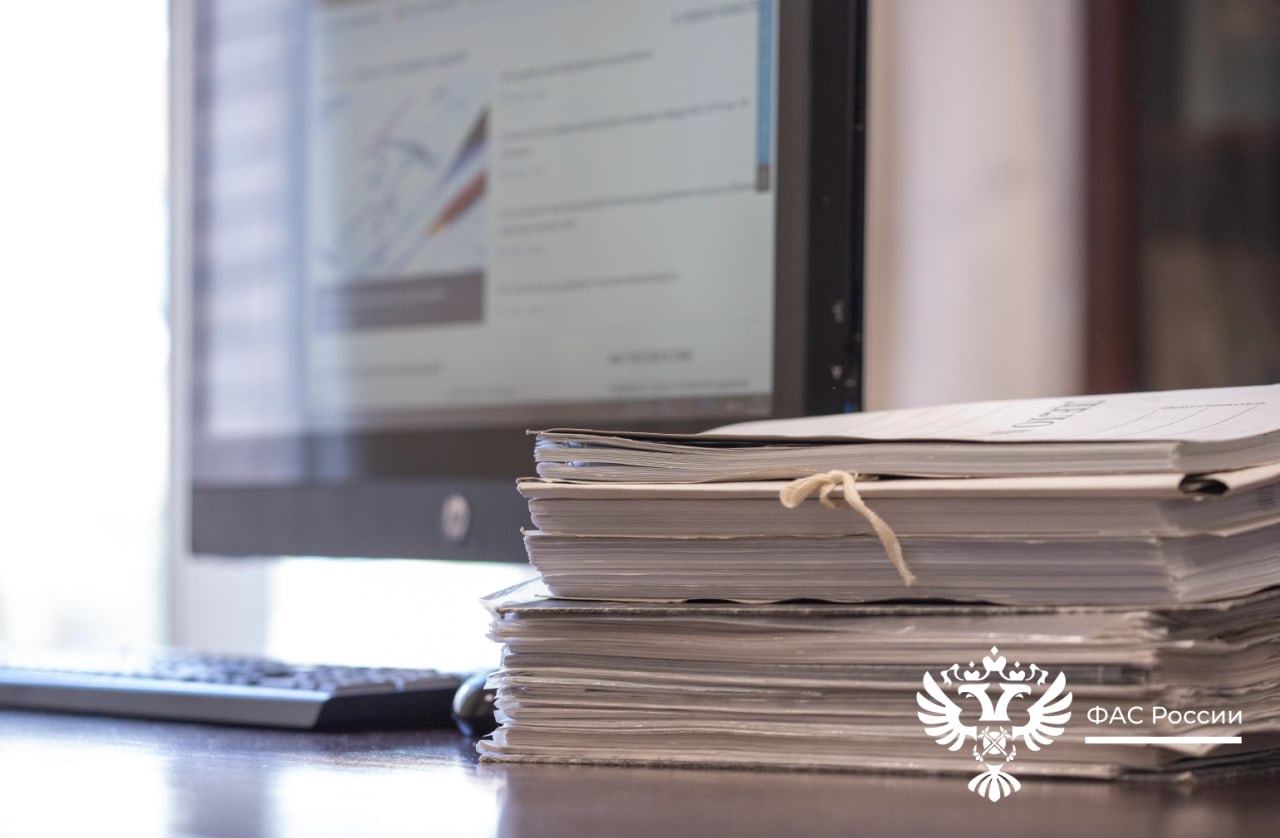 Херсонское УФАС внесло симферопольскую компанию в РНП за неисполнение контракта Решение о включении компании в Реестр недобросовестных поставщиков подрядчиков исполнителей принято на основании рассмотрения обращения заказчика ГКУ ХО Дирекция по Обеспечению Деятельности Губернатора и Правительства Херсонской области В сентябре 2025 года заказчик и ООО Альянс заключили контракт на капремонт объекта недвижимости Работы включали ремонт фасада кровли и системы отопления Цена контракта составила 78 9 млн рублей ООО Альянс получило аванс в размере 71 млн рублей на исполнение контракта но обязательства в полном объеме не выполнило Работы сорваны деньги фактически зависли а на объекте зафиксированы нарушения технологии Заказчик принял решение об одностороннем отказе от исполнения контракта и направил сведения в антимонопольный орган Херсонское УФАС установило в действиях подрядчика наличие признаков уклонения от исполнения обязательств по контракту и внесло сведения об ООО Альянс в реестр недобросовестных поставщиков Нахождение в РНП исключает участие компании в госзакупках на срок 2 года