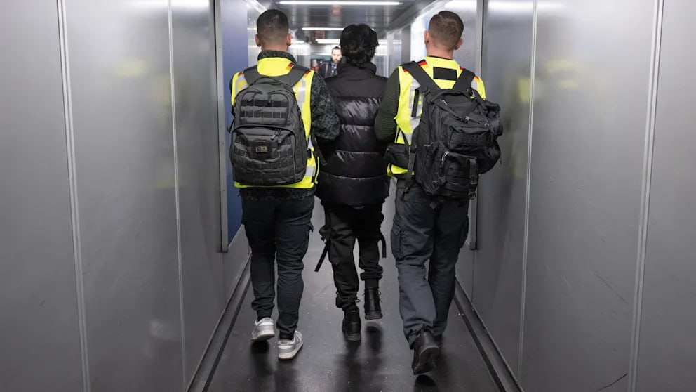 Германия удвоила количество депортаций в Турцию Германия снова значительно чаще депортирует людей и прежде всего в Турцию По данным правительства ФРГ в 2025 году туда депортировано 2297 человек более чем вдвое больше чем годом ранее В 2024 году было 1087 депортаций в 2023 году всего 875 Турция относится к основным странам происхождения просителей убежища В 2025 году заявление о предоставлении убежища в Германии подали 11 919 человек из Турции третье место после Афганистана и Сирии Всего в прошлом году власти Германии депортировали 22 878 человек значительно больше чем ранее За Турцией следует Грузия 1690 депортированных Много людей возвращают также в Испанию и Францию согласно Дублинскому регламенту по которому процедура предоставления убежища должна проводиться в той стране ЕС где просители впервые были зарегистрированы При том что число депортаций растёт количество заявлений о предоставлении убежища резко снижается По данным немецкого министерства внутренних дел число первичных заявлений сократилось на 51 В минувшем году первичные заявления о предоставлении убежища в Германии подали 113 236 человек Жёсткая критика со стороны левых Депутат и представитель фракции Левых по вопросам политики в отношении беженцев Клара Бюнгер направила запрос правительству по этой теме и раскритиковала его подход Особенно заслуживает критики резкий рост депортаций в Турцию где массово находятся в тюрьмах представители оппозиции По мнению Бюнгер депортации не должны осуществляться любой ценой неправильно разлучать семьи забирать детей из школы или пациентов прямо из больницы чтобы принудительно выдворить их из страны BILD Russian