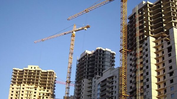 Доля рискованных застройщиков У четверти застройщиков в России есть высокие финансовые риски, выяснило рейтинговое агентство строительного комплекса РАСК . Нераспроданные квартиры в новостройках создают дополнительные проблемы и финансовые риски для застройщиков. Компаниям в том числе приходится оплачивать коммунальные услуги и налог на имущество. Кредиторы начинают подавать заявления о намерении возбудить дела о банкротствах. В основном это небольшие региональные компании. Хотя даже факт наличия финансовых рисков не означает, что девелопер непременно обанкротится. Речь идет, скорее, об определенных сложностях и кассовых разрывах у компаний, отметили аналитики. Версия