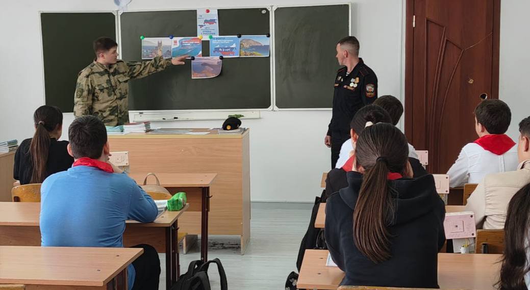 С февраля 2026 года в школах и ссузах Северной Осетии начнут работать советники по военно патриотическому воспитанию из числа участников СВО Новый системный проект которому нет аналогов в России будет запущен по поручению Сергея Меняйло Это решает сразу две важнейшие задачи отметил глава региона в своем телеграм канале Первая поддержка наших героев участников СВО их трудоустройство социализация и интеграция в общественную жизнь Вторая формирование у школьников и студентов прочных ценностных ориентиров на основе патриотизма и уважения к нашей стране говорится в сообщении В обязанности советников будет входить руководство патриотическими клубами проведение различных мероприятий работа с допризывной молодёжью кураторство музеев Боевой Славы и юнармейских отрядов Уверен что этот проект станет важным вкладом в воспитание подрастающего поколения и поддержку тех кто с честью исполнял свой долг перед Родиной Наши ребята через многое прошли и являются настоящими патриотами Их опыт знания и активная гражданская позиция смогут внести существенный вклад в становление правильных ценностей у молодёжи добавил Сергей Меняйло Вести Алания Владикавказ