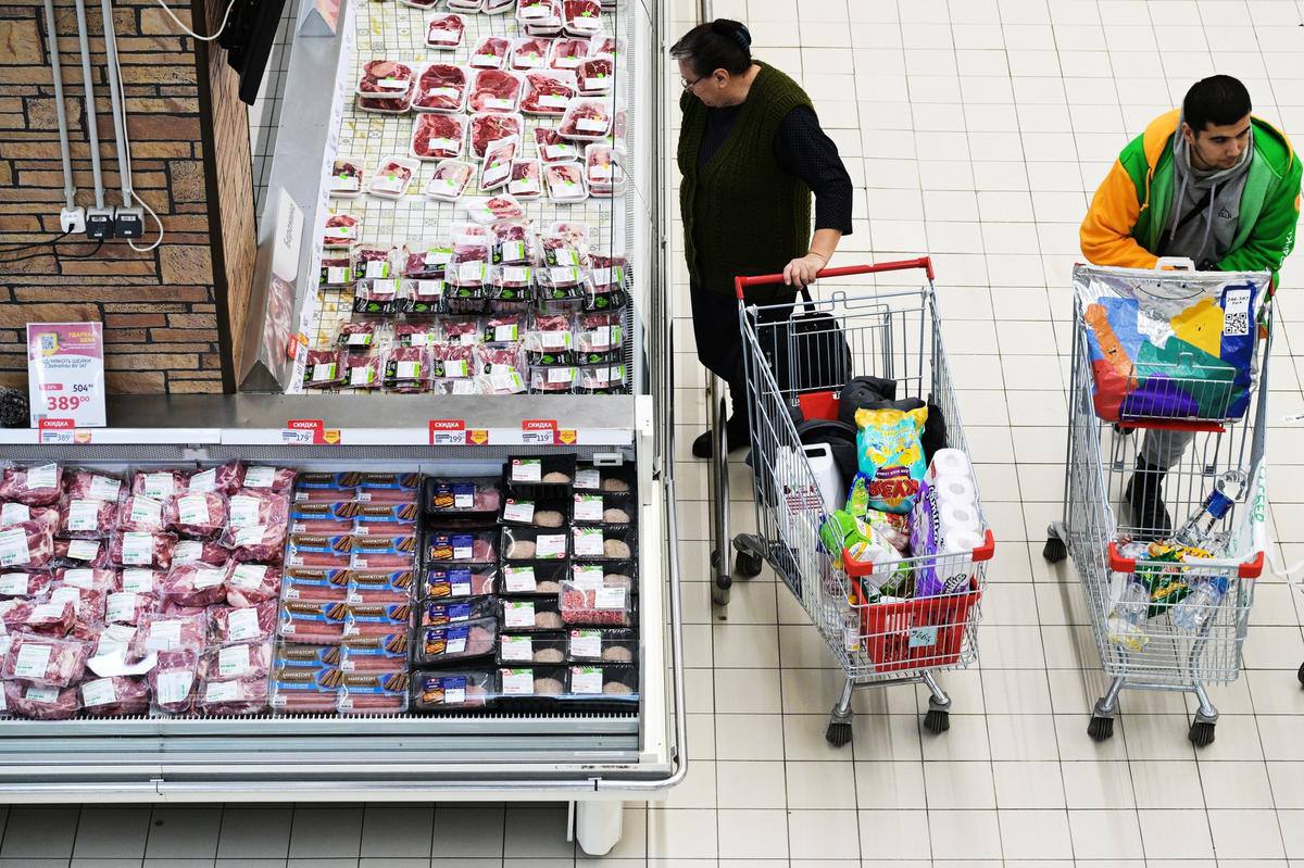 Минимальный набор продуктов в Москве подорожал и теперь обходится почти в 8 7 тысячи рублей в месяц на одного человека В декабре 2025 года стоимость минимальной продуктовой корзины в столице составила 8 703 4 рубля это на 3 58 больше чем годом ранее В набор входят 33 позиции среди них хлеб крупы картофель мясо молочные продукты яица фрукты и овощи Дороже всего минимальная корзина стоит на Чукотке е 18 376 9 рубля и Камчатке 12 696 а дешевле в Мордовии 5 927 1 рубля и Пензенской области 6 191 4 Фото РИА Новости