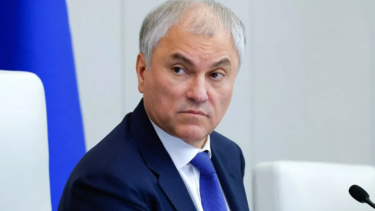 Вячеслав Володин ГД в среду рассмотрит два законопроекта о дальнейшем совершенствовании миграционной политики Также на этой неделе депутаты рассмотрят четыре законопроекта об усилении социальных гарантий для участников специальной военной операции и их семей сообщил Председатель Госдумы На пленарном заседании 13 мая рассмотрим два законопроекта направленных на дальнейшее совершенствование миграционной политики Соответствующее решение принято Советом Государственной Думы сообщил по его итогам Председатель ГД Вячеслав Володин Он напомнил что с 2024 года Государственной Думой в данной сфере принято 22 федеральных закона Большая часть из них 18 инициирована депутатами добавил Володин отметив эффективность их применения на практике Наведение порядка в сфере миграции в том числе усиление ответственности для иностранцев за противоправные действия это укрепление общественной безопасности и правопорядка в стране На это был запрос граждан и мы системно работаем в этом направлении подчеркнул Председатель ГД Те кто приезжает в Россию должны быть чисты перед законом а живя и работая здесь обязаны знать и беспрекословно соблюдать установленные нормы и правила уважать наши традиции историю культуру В противном случае их может ждать выдворение Среди планируемых к рассмотрению в первом чтении законопроект расширяющий почти вдвое с 22 статей КоАП РФ до 43 перечень оснований для выдворения мигрантов из России за совершенные ими административные правонарушения Также в повестке пленарного заседания на 13 мая обсуждение в первом чтении инициативы в соответствии с которой основанием для отказа иностранному гражданину в выдаче или аннулирования ранее выданных разрешения на временное проживание или вида на жительство в РФ будет наличие у него судимости независимо от тяжести совершенного преступления Согласно законопроекту наличие судимости будет основанием и для отклонения заявлений о приеме в российское гражданство На этой неделе Госдума также рассмотрит четыре законопроекта направленных на усиление социальных гарантий и расширение мер поддержки для участников специальной военной операции и их семей Вопросы поддержки участников СВО их родных ключевой приоритет в нашей работе Начиная с 2022 года в интересах наших солдат и офицеров а также их близких ГД принято 164 закона Еще 13 законопроектов находятся на рассмотрении сказал Председатель ГД Во втором чтении в среду депутаты рассмотрят изменения в законодательство об установлении права одного из родителей военнослужащего являющегося инвалидом I или II группы на предоставление ежегодного отпуска одновременно с ним а также о продлении сроков договоров аренды и безвозмездного пользования земельными участками для участников СВО В первом чтении 13 мая планируется рассмотреть инициативу об освобождении от обязательств по просроченным кредитам участников специальной военной операции заключивших контракт о прохождении военной службы с 1 мая 2026 года и их супругов Обязательным условием станет наличие вступившего в силу до этой даты решения суда о взыскании задолженности а также выдача исполнительного документа или его предъявление к исполнению Размер долга в совокупности не должен превышать 10 млн рублей Аналогичная норма для тех кто имел долги уже вводилась в 2024 году Кроме того 14 мая Государственная Дума планирует рассмотреть во втором чтении изменения в Налоговый кодекс РФ Предлагается освободить от уплаты госпошлины членов семьи и близких родственников участников СВО при оформлении ими регистрации унаследованного транспортного средства Подписывайтесь на нас в МАХ ergosdumaofficial