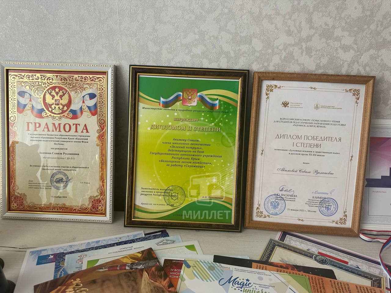 Жительница Белогорска Севиля Акимова стала лауреатом Всероссийской общественно-государственной инициативы с международным участием «Горячее сердце 2025». В 10 лет у девушки обнаружили опухоль головного мозга. Врачам удалось спасти ей жизнь, однако после операции отказала левая сторона тела. Севиля закончила школу с золотой медалью и стала студенткой Крымского инженерно-педагогического университета имени Февзи Якубова. Она хочет стать логопедом-дефектологом, чтобы помогать детям с такими же трудностями в жизни. В свободное время девушка занимается рукоделием, вышивкой бисером. Среди достижений Севили много творческих побед в конкурсах и фестивалях.