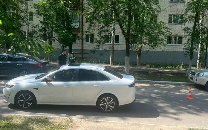 Печальная новость. Авария со смертельным исходом произошла в Саранске днем 9 июня. Жертвой ДТП на улице Марины Расковой стала 85-летняя жительница столицы Мордовии, от полученных травм она скончалась в больнице. По данным региональной ГАИ, авария на Юго-Западе произошла в 13:20. Управлявший легковым “Kаи E5” 25-летний парень сбил пенсионерку, которая решила перейти дорогу неподалеку от пешеходного перехода. Спасти пожилую горожанку медикам не удалось. Установлено, что молодой автолюбитель был трезв.