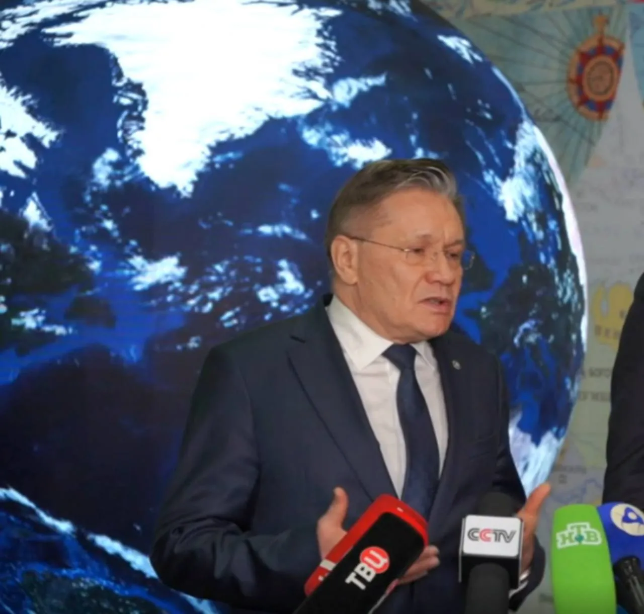 Глава Росатома принял участие в Российском космическом форуме Алексей Лихачев в ходе мероприятия заявил об успехе стендовых испытаний плазменного ракетного двигателя для космоса Мы получили на наших стендовых установках уникальные характеристики импульсного плазменного двигателя с удельным импульсом до 100 километров в секунду Это конечно качественное превосходство над химическими решениями Гендиректор Росатома добавил что разработка ведется в рамках федерального проекта по термоядерным технологиям в сотрудничестве с учеными из Национального исследовательского центра Курчатовский институт По мнению Алексея Лихачева в следующем десятилетии двигатель будет активно применяться Лабораторные испытания двигателя уже завершаются Он отметил что вскоре будет создана первая работающая модель Подписывайтесь на Росатом Оставляйте бусты новость РосатомНаука УченыеРосатома АлексейЛихачев