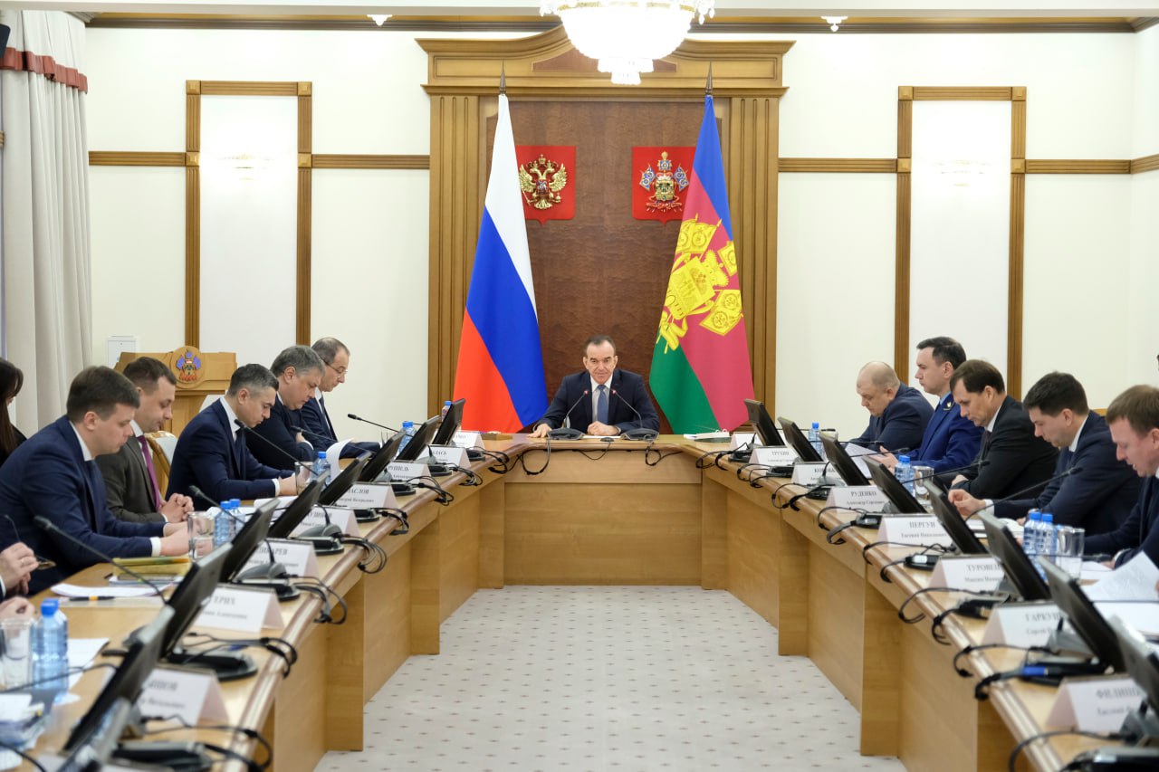 В Краснодарском крае для глав муниципальных образований введут рейтинг эффективности исполнения показателей рождаемости Такую идею поддержал губернатор Вениамин Кондратьев на совещании регионального проектного комитета В конце прошлого года Президент России провел Госсовет по реализации демографической и семейной политики Говоря о необходимости повышения рождаемости глава государства отметил что семья где растут трое и больше детей должна стать нормой в стране Для Кубани это традиция и нам необходимо ее укреплять а также поддерживать молодые семьи в решении воспитывать детей Ведь все что мы создаем и строим в регионе образовательные медицинские спортивные и инфраструктурные объекты в первую очередь нацелены на будущее нового поколения В 2026 году мы продолжим уделять особое внимание демографическому вопросу будем и дальше поддерживать семьи с детьми в том числе в рамках национального проекта Семья подчеркнул Вениамин Кондратьев Фото пресс служба администрации Краснодарского края tamannews