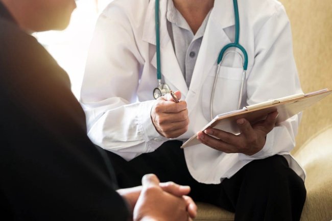 В России изменят порядок оформления добровольного согласия гражданина на участие в клиническом исследовании лекарственного препарата Закон об этом подписал президент РФ Владимир Путин Согласно новому закону будет введена единая форма информационного листка где должны быть указаны все необходимые сведения о проводимом исследовании а также должно быть письменное согласие пациента на участие в нем Документ может быть оформлен как на бумажном носителе так и в виде электронного документа Федеральный закон вступает в силу со дня его официального опубликования Как пояснил зампред Комитета Госдумы по экономической политике Станислав Наумов в настоящее время около пяти тысяч человек участвуют в клинических исследованиях в более десяти ведущих учреждений здравоохранения При этом иностранные фармкомпании прекратили проведение исследований своих препаратов Заместитель председателя Комитета по бюджету и налогам Каплан Панеш напомнил в комментарии РГ что развитие медицинской науки и обеспечение доступности современных лекарств невозможны без проведения клинических исследований Подписаться на Российскую газету в   Читать нас в MAX