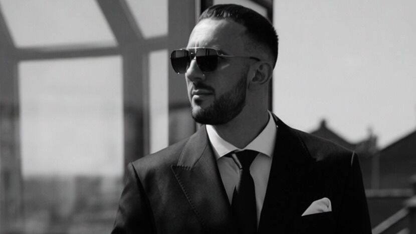 В Оренбурге ушел из жизни известный фитнес тренер и блогер Дмитрий Нуянзин Он скончался во сне в возрасте 30 лет В ноябре у Дмитрия стартовал курс по похудению перед Новым годом Для того чтобы участвовать в программе на равных с клиентами блогер намерено набирал лишний вес питаясь фастфудом Предварительно это и стало причиной остановки сердца мужчины Прощание с Дмитрием прошло накануне orengorodovoy теперь и в МАХ Фото соцсети Дмитрия Нуянзина