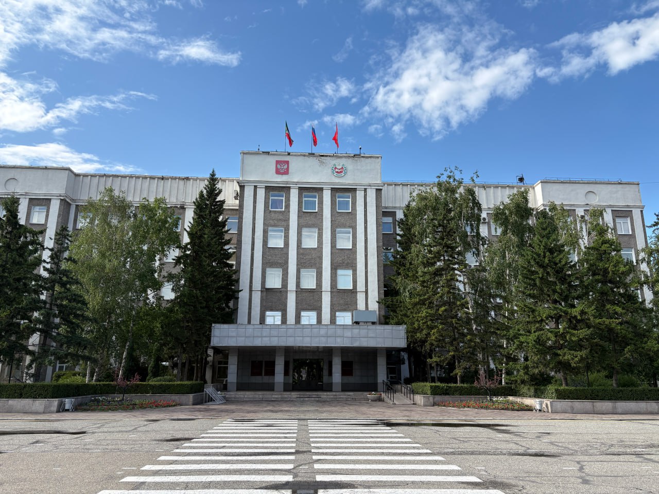 Не стал подписывать и наложил вето на законопроект Верховного Совета о переходе на одноуровневую модель местного самоуправления    Принимая закон «О территориальной организации местного самоуправления в Республике Хакасия», депутаты ВС РХ хотели ликвидировать поселковые советы и прямые выборы в сельской местности. Верховный Совет Хакасии проголосовал за этот законопроект 19 июня.  Считаю, что депутаты поторопились принять закон именно в таком виде, в итоге он вышел непродуманным.  Он ограничивает доступность власти для населения республики, принят без учета мнения большинства сельских жителей.  При принятии закона депутатами не соблюден порядок согласования его с органами местного самоуправления, не проведены публичные слушания, не представлено финансово-экономическое обоснование предполагаемых расходов, не проанализированы бюджетные, хозяйственно-управленческие, социальные последствия реализации закона.   Большинство депутатов Верховного Совета проигнорировали позицию жителей республики, которые выступали за сохранение действующей двухуровневой системы местного самоуправления.     #ВалентинКоновалов #ГлаваРХ #Хакасия