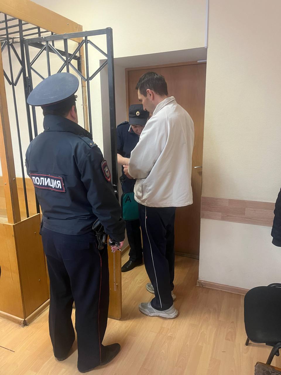 В Березовском в отношении местного жителя, обвиняемого в убийстве супруги, избрана мера пресечения в виде заключения под стражу   Сегодня, 31 июля 2025 года, Березовский городской суд рассмотрел ходатайство органов следствия об избрании меры пресечения в виде заключения под стражу в отношении мужчины, 1984 г.р.   Органами следствия он обвиняется в совершении преступления по ч. 1 ст. 105 УК РФ  убийство .   Прокурором в суде дано заключение о необходимости избрания в отношении обвиняемого меры пресечения в виде заключения под стражу, поскольку мужчина обвиняется в совершении особо тяжкого преступления, может совершить попытку скрыться от органов следствия, принять меры к сокрытию доказательств, чем воспрепятствовать расследованию уголовного дела.   На территории Березовского муниципального округа 28 июля 2025 года произошло ДТП с участием обвиняемого. В ходе осмотра места ДТП было установлено, что в автомобиле также находится женщина без признаков жизни.   Согласно заключению эксперта причиной смерти женщины явилась механическая асфиксия.     Березовский городской суд избрал в отношении обвиняемого меру пресечения в виде заключения под стражу на срок до 29 сентября 2025 года.
