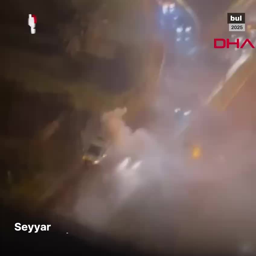 Уличный торговец в Стамбуле поджег свою тележку и автомобиль полиции