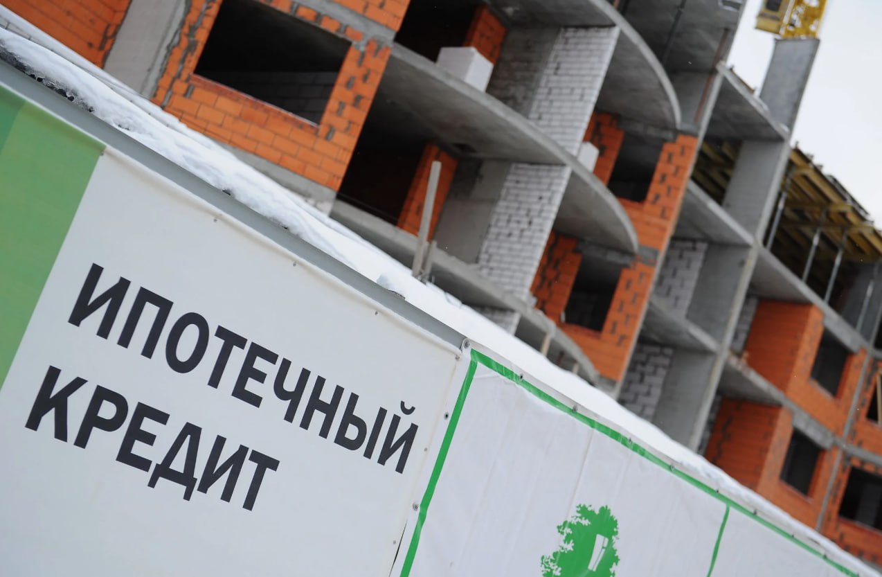 Льготная доминанта почему каждая вторая ипотека в России государственная В сентябре 2025 года льготная ипотека составила 73 от общего объема и 54 от количества выданных жилищных кредитов Средний размер льготного кредита вырос до 5 8 млн рублей а срок кредитования достиг 322 месяцев Москва Подмосковье и Санкт Петербург сохранили лидерство по объемам при этом в столице средний кредит превысил 8 5 млн рублей За 9 месяцев 2025 года объем льготной ипотеки достиг 2 05 трлн рублей что на 25 меньше аналогичного периода 2024 года но доля в общем объеме выдач выросла с 69 до 78 это подтверждает что рынок всё больше зависит от господдержки До тех пор пока рыночные ставки остаются высокими льготная ипотека будет не просто доминировать а фактически формировать весь рынок недвижимости создавая зависимость как от программ так и от их возможного сворачивания ProБанки