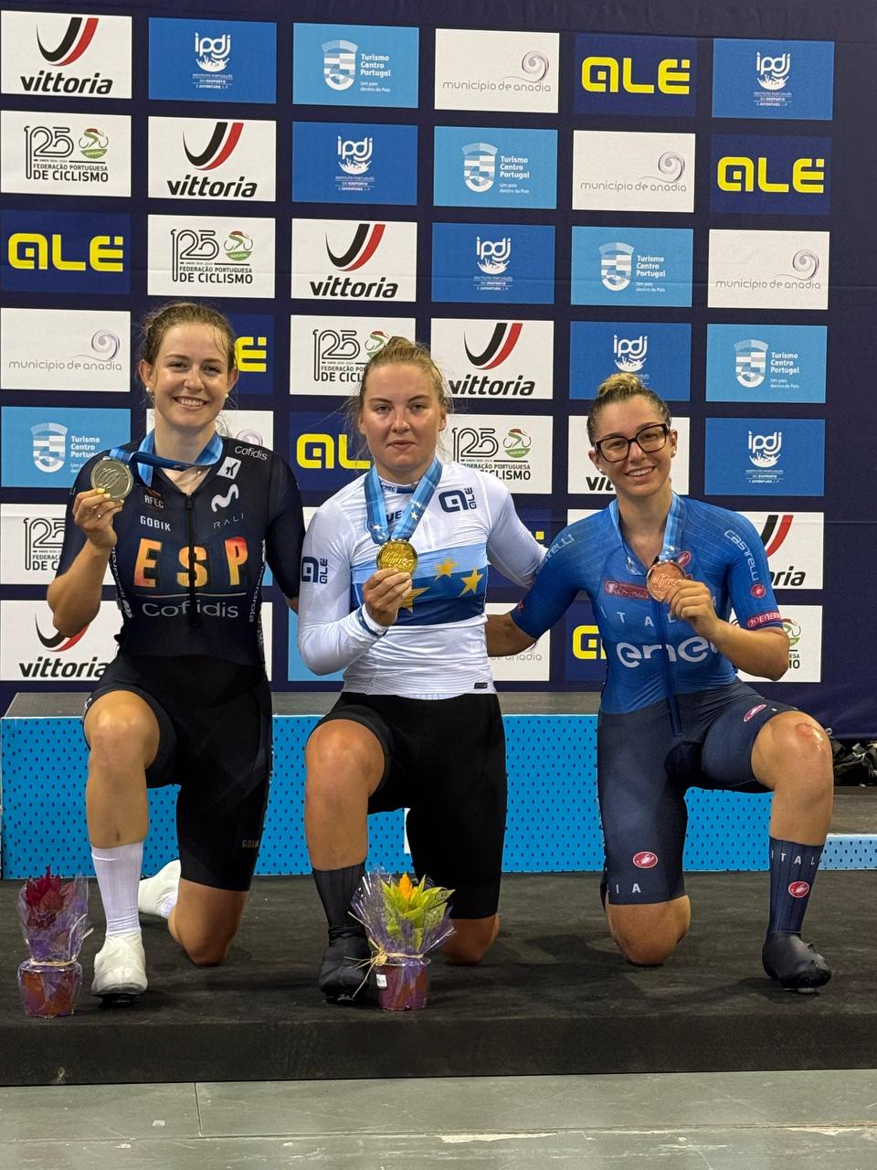 Петербурженка Валерия Валгонен взяла золото чемпионата Европы по велоспорту на треке среди андеров и юниоров Турнир проходит в Португалии. В гонке на выбывание 22-летняя спортсменка уверенно обошла соперниц. Еше один петербуржец — Матвей Яковлев — завоевал бронзовую медаль в дисциплине «скрэтч» среди юниоров. Круто! Поздравляю!