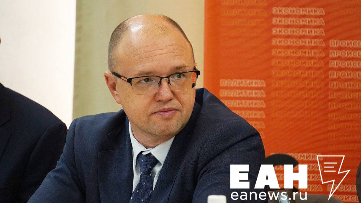 Выпускники юридических факультетов тоже уходят в курьеры оттого и возникает юридическая пустыня везде кроме Москвы Об этой проблеме на круглом столе ЕАН заявил адвокат руководитель правового центра Академия Дмитрий Лебедев Ежегодно в России выпускаются 200 тысяч новых юристов но только 40 из них трудоустраиваются по специальности Зачем мне в суды ходить Мучиться учиться писать иски выступать Лучше за 400 тысяч курьером работать объясняет логику молодежи Лебедев Зумеры не хотят напрягаться поддержал коллегу член президиума Свердловской областной гильдии адвокатов Вячеслав Астафьев EanNews