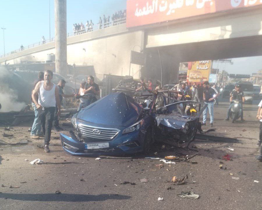 Кадры вражеского сионистского авиаудара по автомобилю на южной окраине Бейрута, Ливан   Сионистский враг вновь нанёс удар по мирным жителям…