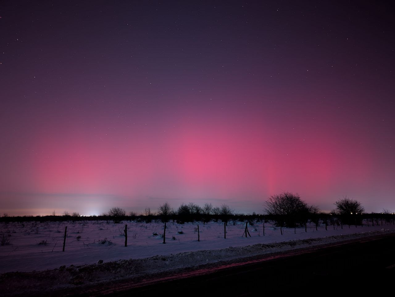 Полярное сияние наблюдали над Краснодарским краем Жители Юга России стали свидетелями редчайшего явления небо окрасилось в красные и розовые тона Это результат мощнейшей солнечной вспышки и бури столетия Сияние наблюдали в том числе и в Сочи   Важно Магнитная буря продолжится до конца суток 20 января Метеозависимым стоит быть внимательнее к самочувствию Если вам тоже удалось заснять полярное сияние присылайте фотографии в комментарии и подписывайте район Подписаться на kpkuban Читать нас в MAX