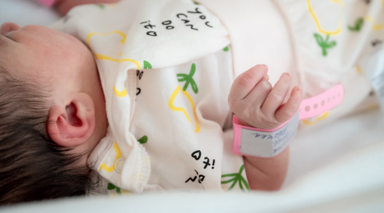 Нейросеть помогла челябинским родителям выбрать имя для новорождённого Ещё недавно для выбора имени ребёнка родители пользовались помощью словарей или устраивали семейный совет в ходе которого и принималось окончательное решение А вот недавно ставшие родителями Никита и Лилия Архиповы у которых родилась дочка решили искать помощи у современных технологий Подобрать имя малютке чете помогла нейросеть Как уточняет издание Челябинск Сегодня на первоначальный запрос искусственный интеллект ответил списком из 20 имён Главное условие заданное родителями благозвучное сочетание с фамилией и отчеством а также отражение увлечений родителей Тем не менее с первого раза ИИ с задачей не справился Ни одно из 20 имён Архиповым не понравилось Пришлось делать уточнения После них и родилось имя Селеста которое в переводе означает небесный или божественный Когда то оно было очень распространено во Франции и Италии Наречением Селестой старались подчеркнуть красоту девочки или то что она благословлена свыше В дальнейшем имя стало интернациональном и поныне пользуется популярностью в странах латинской языковой группы eugenejut