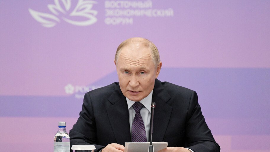 Путин потребовал жестко приводить в жизнь все решения по топливу в регионах Главы Минстроя и Минэнерго доложили Президенту РФ Владимиру Путину о подготовке к отопительному сезону и обеспеченности топливом регионов Для насыщения внутреннего рынка Правительство ввело временный запрет на экспорт дизеля до конца 2025 г обнулило импортные пошлины на бензин до середины 2026 г отдельно корректирует проведение биржевых торгов для недопущения спекулятивного роста цен усиливает защиту объектов ТЭК Плановые ремонты НПЗ также были перенесены на более поздний срок Все очень своевременно и складно Надеюсь что все так и будет Благодушие здесь точно неуместно Надо все о чем вы говорили жестко проводить в жизнь отреагировал Президент Читать полностью