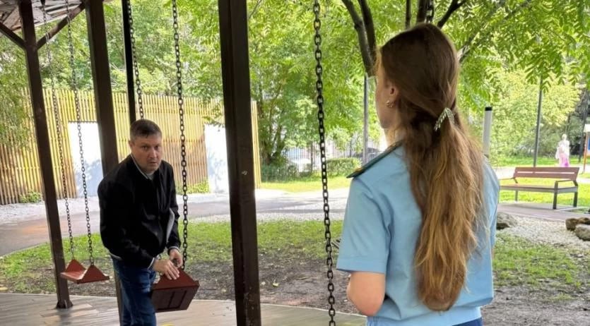 Прокуратура добилась замены опасных качелей и компенсации для пострадавшей девочки в Челябинске Поводом для служебного расследования стало ЧП с 16 летней местной жительницей По данным ведомства девочка получила телесные повреждения в результате внезапного обрыва цепи на качелях Выездная проверка выявила грубые нарушения были зафиксированы следы износа в местах крепления и истончение металла конструкции которые и привели к происшествию Пострадавшей школьнице ООО Азимут добровольно возместило моральный вред в размере 120 тысяч рублей ПОДРОБНЕЕ URALPRESS RU