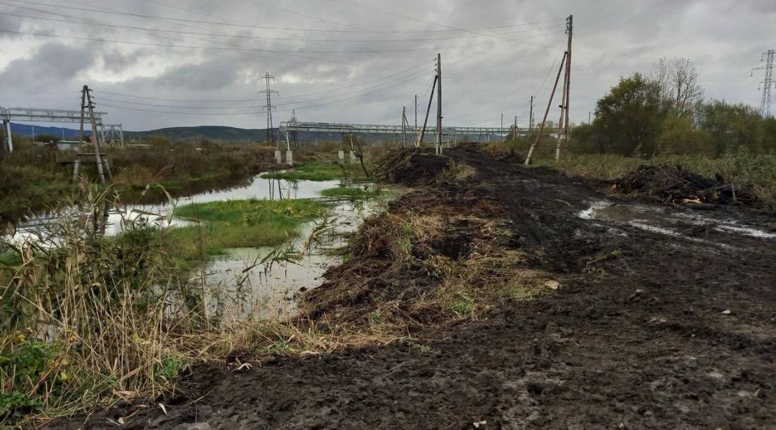 Большие изменения для реки Тухлянка   Более 20 тысяч кубометров грунта было извлечено из водоема. 2 года на месте проводилась масштабная очистка.    На состояние реки обратили внимание местные жители. С просьбой о помощи обратились к губернатору. Тогда в работу включились специалисты регионального министерства экологии и местной администрации.   Подведем итоги:    Извлечено более 20 тысяч кубометров грунта.    Зона очищена от древесной растительности.    Обустроена подъездная дорога.    Проведена планировка береговых откосов.    Увеличена ширина русла на дне реки.    Эти меры не только значительно улучшили состояние водоема, но и защищают ближайшие территории. Увеличение пропускной способности русел — ключевой фактор для предотвращения подтоплений в периоды половодья и паводков. В этом году специалисты успешно провели расширение русел рек Излучная и Красносельская. Работы продолжаются на реках Сусуя, Маяковского, Тымь и Чусовая.