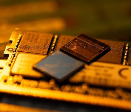 Samsung SK Hynix и Intel лишились лицензий на поставки в Китай оборудования для производства чипов Новые санкции повлияют на работу крупнейших заводов по производству памяти в Китае и ударят по глобальным поставкам США отозвали разрешения Intel Samsung и SK Hynix на поставки американского оборудования для производства чипов на свои заводы в Поднебесной