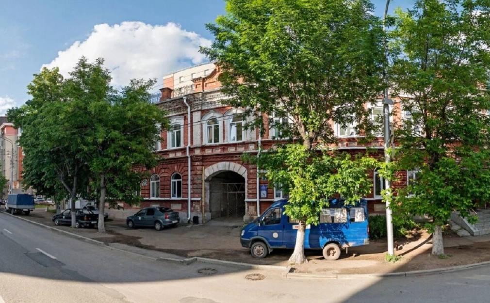 Главврача наркодиспансера в Башкирии отправили в колонию на два года Кировский райсуд Уфы вынес приговор главврачу государственного медучреждения по делу о превышении должностных полномочий По данным РБК Уфа подсудимый главврач Республиканского клинического наркодиспансера Руслан Арсланов Его приговорили к двум годам в колонии поселении Следствие и суд установили что в 2020 году Арсланов зная о срыве плановых показателей госзадания по стационарной помощи организовал внесение в отчеты фиктивных данных По его поручению на несуществующих пациентов оформили 485 медкарт После этого процент выполнения госзадания в диспансере вырос до 98 1 хотя по факту был ниже минимально допустимого уровня РБК УФА