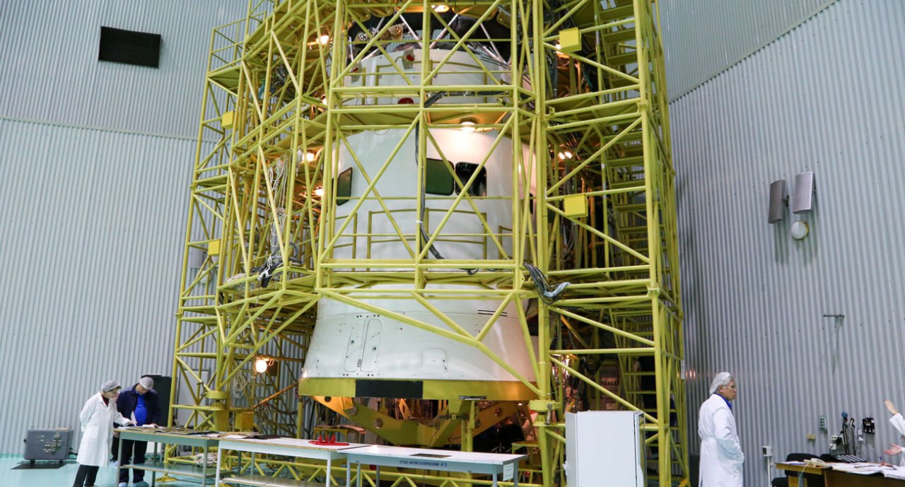 На Байконуре готовят к старту Протон М с последним разгонным блоком ДМ Пуск запланирован на 15 декабря Ракета выведет на геостационарную орбиту гидрометеорологический спутник Электро Л 5 Запуск станет 300 м для разгонных блоков типа ДМ с Байконура Разгонный блок необходим для вывода спутника на круговую орбиту высотой более 35700 километров