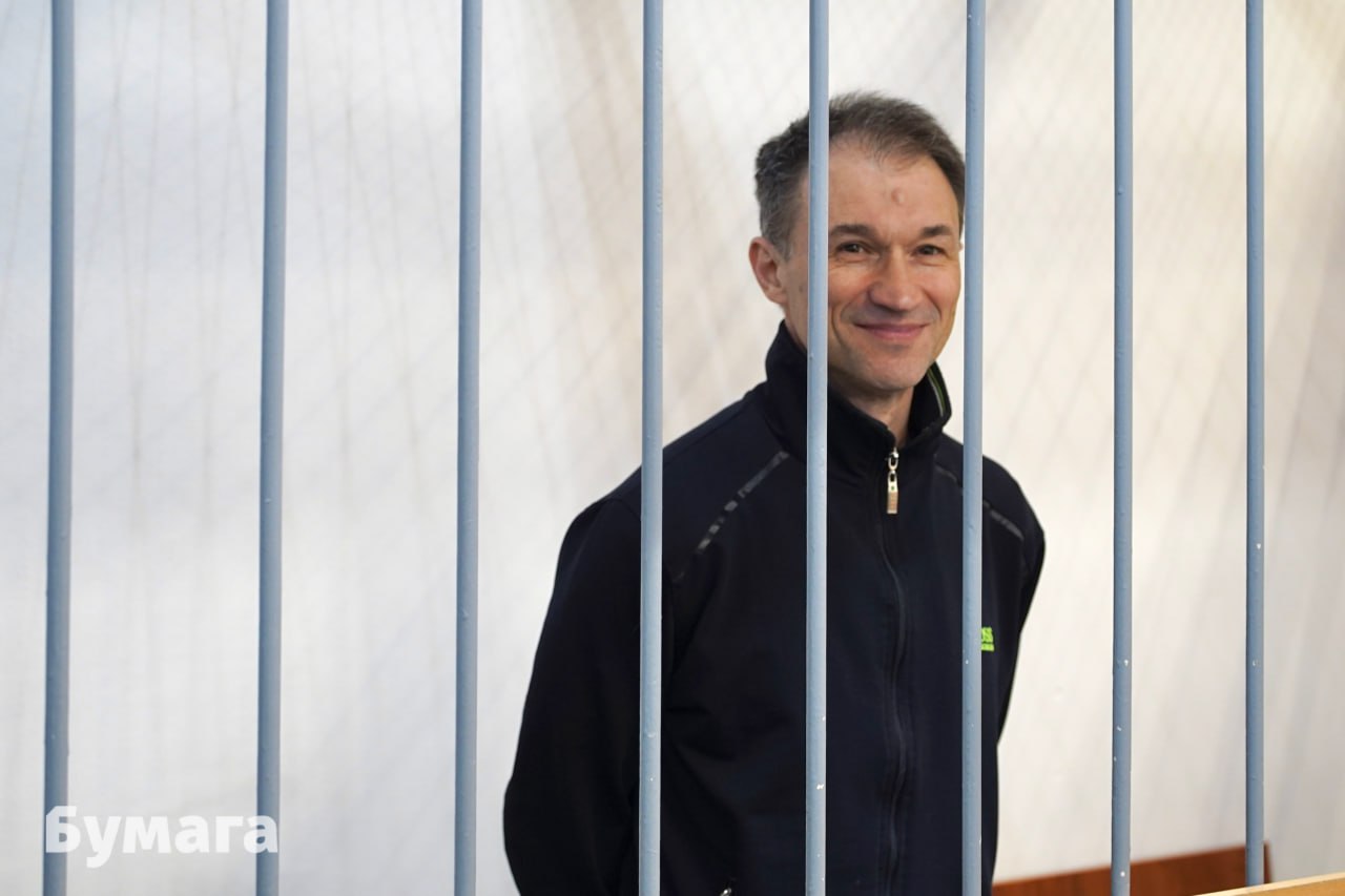 Сооснователю iGooods Кунису запросили 6 лет колонии по делу о донате ФБК Об этом из Петроградского районного суда Петербурга сообщил корреспондент Бумаги Детали Обвинение попросило назначить сооснователю сервиса iGooods Григорию Кунису шесть лет колонии общего режима по делу о финансировании экстремистского сообщества ст 282 3 УК из за донатов Фонду борьбы с коррупцией Ранее он признал вину и начал сотрудничать со следствием На прошлом заседании суда Кунис рассказал что с его счета в пользу ФБК ежемесячно списывалось 500 рублей некоторое время подписка действовала и после объявления фонда экстремистской организацией Защита предпринимателя попросила назначить ему штраф Что важно знать Кунис с 2003 по 2014 год владел газетой Мой район В 2015 году основал сервис по доставке продуктов iGooods Он был одним из первых организаторов Бессмертного полка в Петербурге Бизнесмена задержали 24 июля позже отправили в СИЗО Подписывайтесь на Бумагу и предлагайте новости