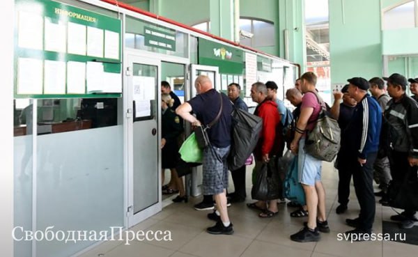 29 июня на границе России с Казахстаном в районе города Орск на контрольно-пропускном пункте скопились огромные очереди. Люди сообщали журналистам, что стояли в очереди по 18 часов.  Россияне, попавшие в такую многочасовую пробку, связывают это с наплывом иностранцев из ближнего зарубежья, которые стремились попасть в Россию до 30 июня. Поскольку с 30 июня гостям из безвизовых стран нужно будет предоставить специальный QR-код на КПП, иначе въехать в Россию не получится.  Эти новые правила въезда в нашу страну для граждан иностранных государств с безвизовым режимом носят исключительно добровольный характер. Какой же тогда смысл стоять в этих очередях на границе?  Оказывается, участники эксперимента с получением QR-кода получат дополнительные преимущества в России, включая онлайн-доступ к «Госуслугам», автоматическое оформление СНИЛС, покупку сим-карт...  Читать далее  #Общество_СвободнаяПресса