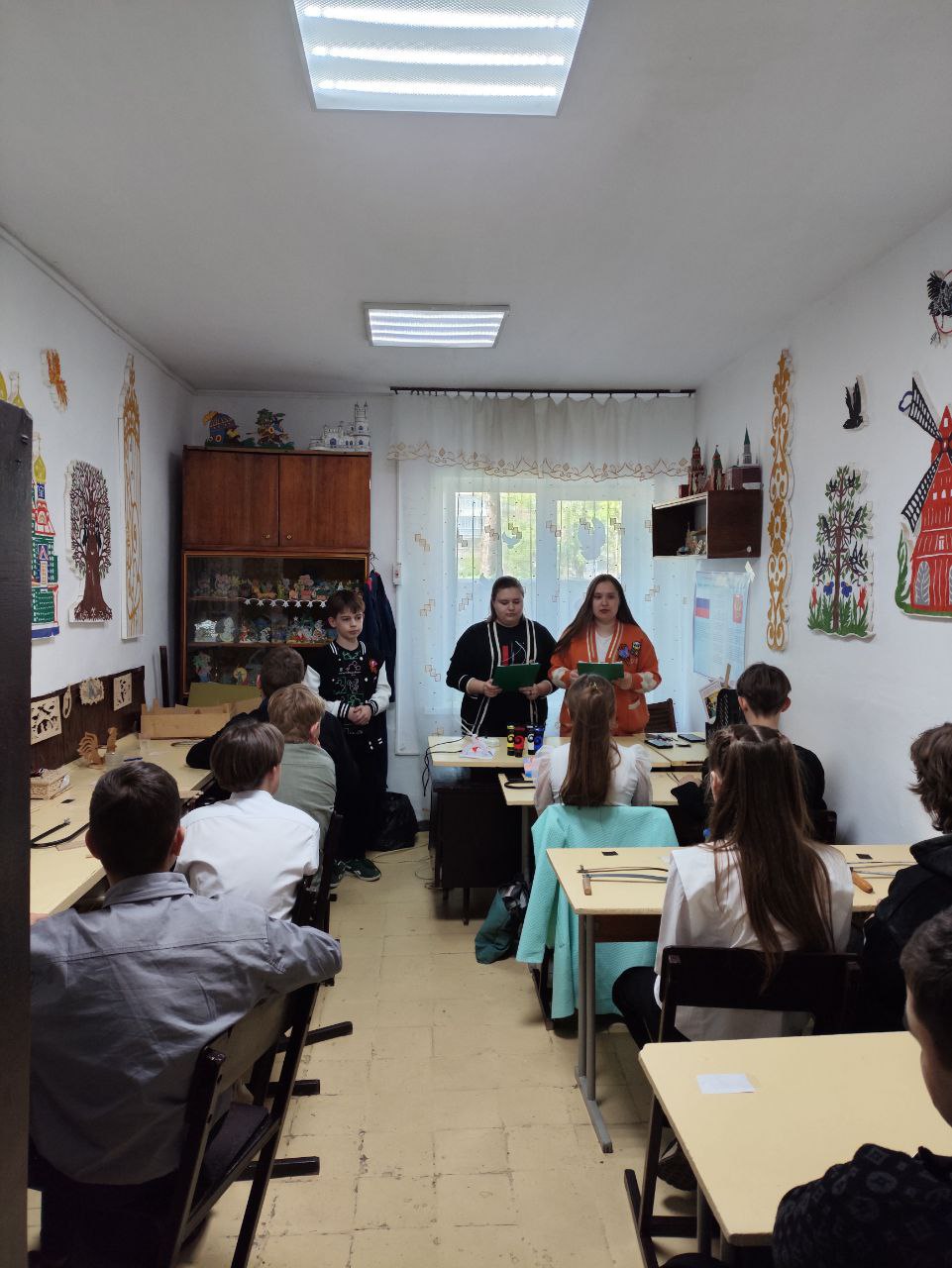 29 апреля в ГБУДО ЛНР «Брянковская городская станция юных техников», прошли мастер-классы посвящённые 80-летию Победы в Великой Отечественной войне. Урок по выполнению значков, посвящённых празднику 9 мая, провели педагоги дополнительного образования Анастасия Елисеева  и Екатерина Акатова. Ребята учились ручным лобзиком из фанеры выпиливать заготовки значков, которые затем раскрашивали акриловыми красками. Этот значок - символ благодарности  и напоминание о том, как важно помнить и ценить героический подвиг нашего народа в годы Великой Отечественной войны. Мастер-класс по созданию броши «Георгиевская лента», провела педагог дополнительного образования Ольга Калинина. Ребята делали один из самых значимых символов истории, каждый участник с энтузиазмом создавал свою собственную декоративную брошь. "Одновременно мы развивали навыки рукоделия и обсуждали значение символов Победы. Пусть эти замечательные ленточки напоминают всем нам о мужестве, которое было проявлено на полях сражений, и о том, как важно сохранять историческую память для будущих поколений", - отметила руководитель кружка Ольга Калинина.