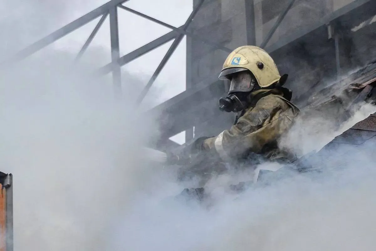 Пожар на морском терминале продолжают тушить в Туапсе К ликвидации возгорания возникшего в результате атаки БПЛА в ночь на 16 апреля привлекают 177 человек и 56 единиц техники По данным Роспотребнадзора замеры воздуха показали превышений вредных веществ нет показатели остаются в норме Кубанские Новости   Мы в MAX