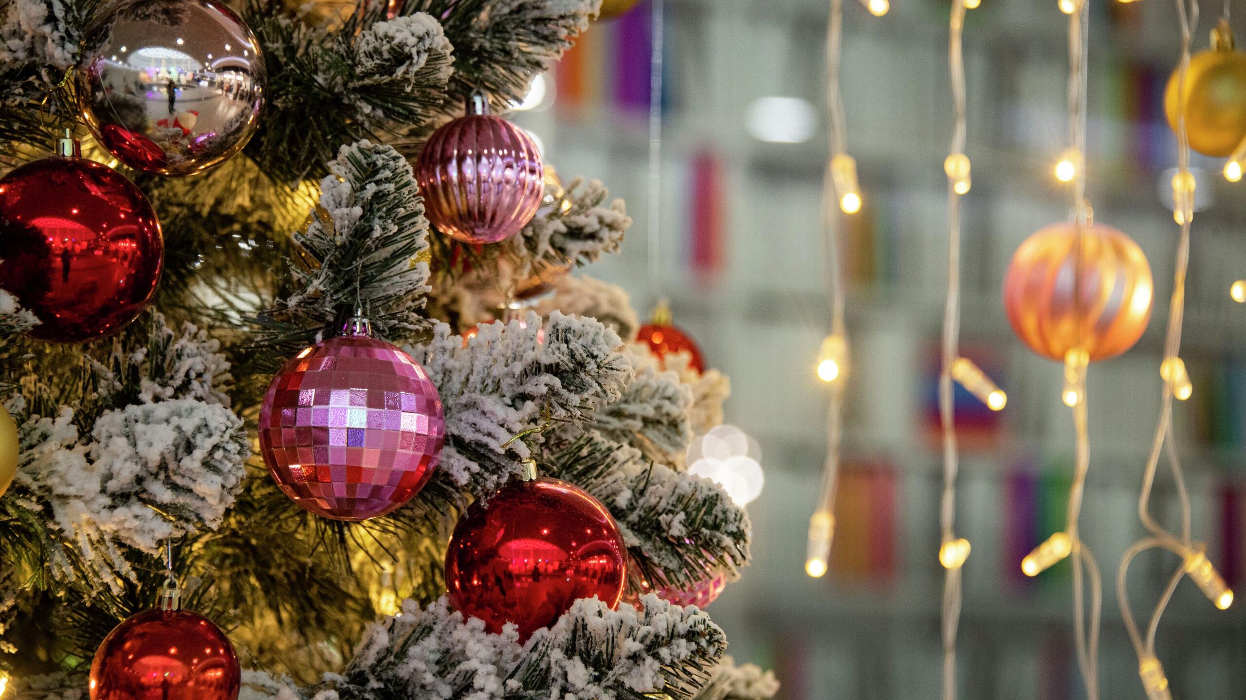 Последний рабочий день 2025 года 30 декабря не будет сокращенным об этом свидетельствует производственный календарь на 2025 год с которым ознакомилось РИА Новости Согласно ему в 2025 году было несколько сокращенных рабочих дней предшествующих праздничным 7 марта 30 апреля 11 июня 1 ноября Согласно части 1 статьи 95 ТК России продолжительность рабочего дня предшествующего нерабочему праздничному дню уменьшается на один час Это распространяется на всех работников независимо от продолжительности их рабочего времени за исключением сотрудников непрерывно действующих организаций и тех кто занят на отдельных видах работ где невозможно сокращение смены например это касается медиков и транспортных рабочих Для этих категорий предусмотрена компенсация в виде отгула или денежного вознаграждения за переработку